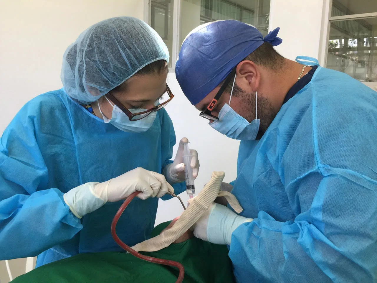 El Dr. Torres operando junto a su asistente