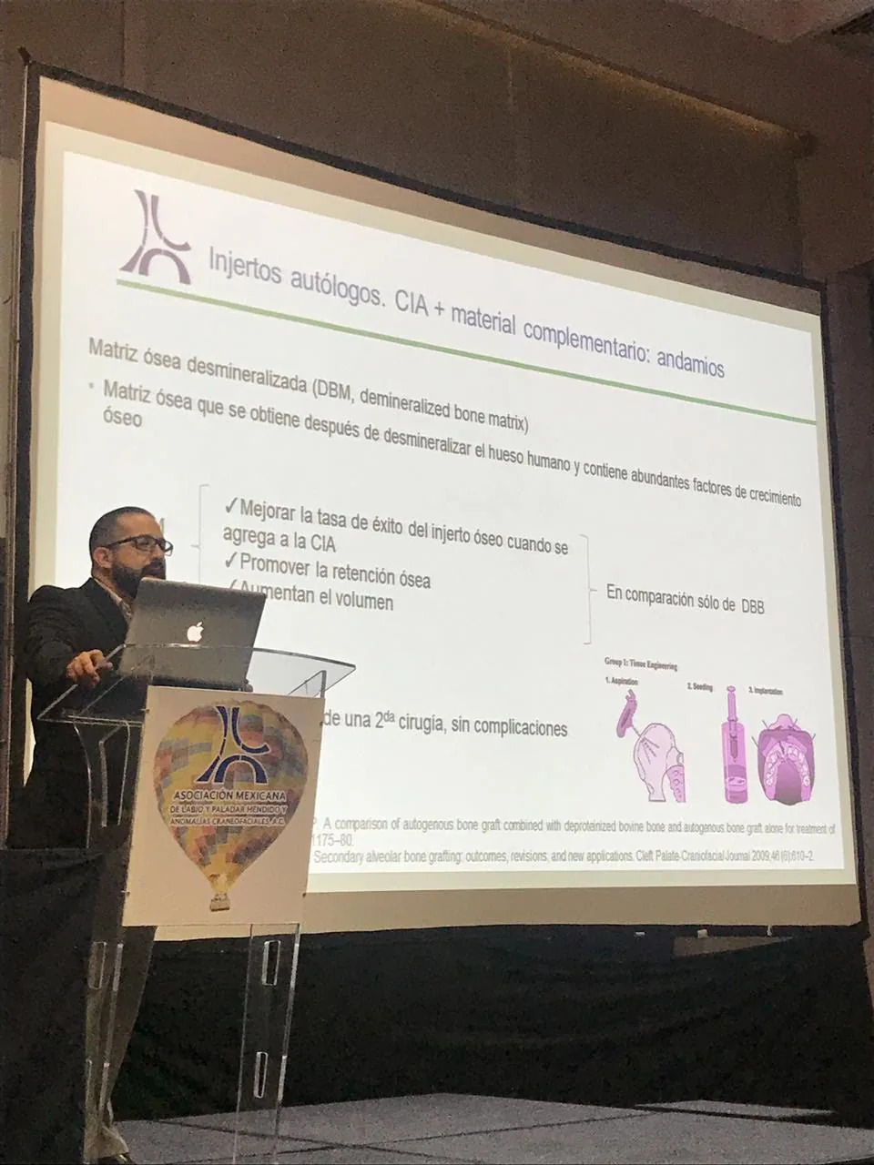 El Dr. Torres dando una ponencia sobre injertos óseos